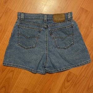 Vintage high rise Levi’s mom jean shorts 26